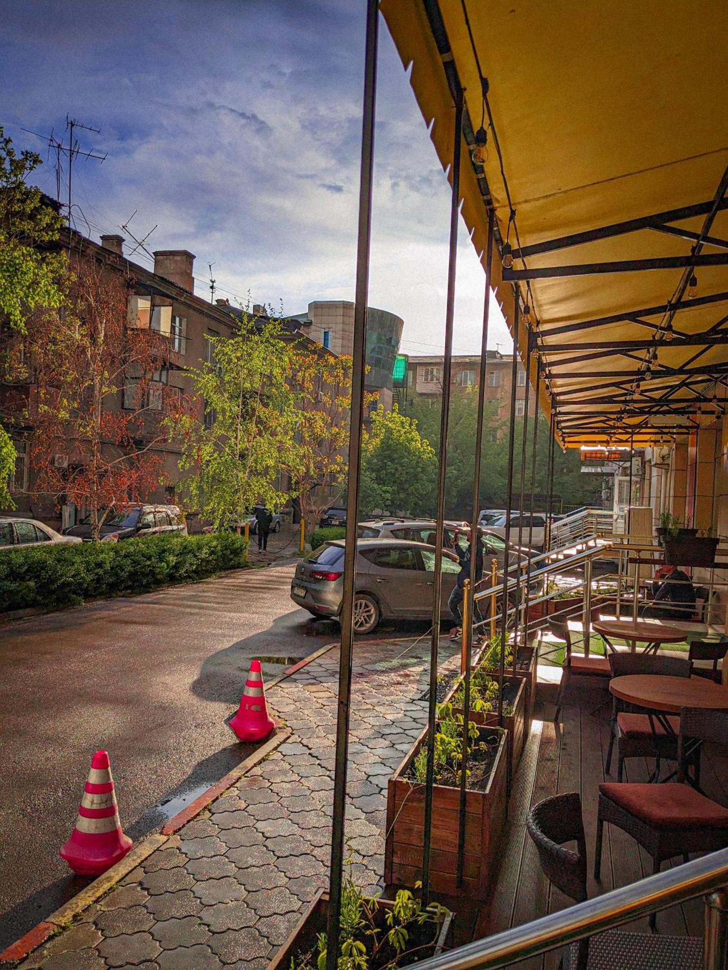 Aiva Hostel Bishkek Bagian luar foto